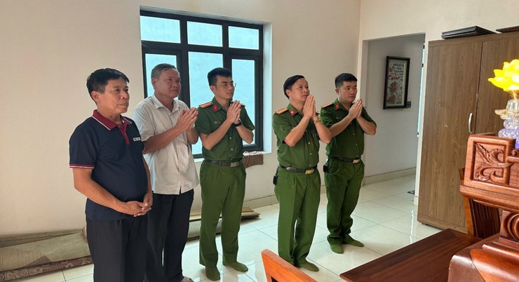 CÔNG AN XÃ NỘI BÀI TỔ CHỨC DÂNG HƯƠNG TƯỞNG NIỆM CÁC ANH HÙNG LIỆT SỸ VÀ CÁC HOẠT ĐỘNG “ĐỀN ƠN, ĐÁP NGHĨA”, “UỐNG NƯỚC NHỚ NGUỒN”- Ảnh 7.