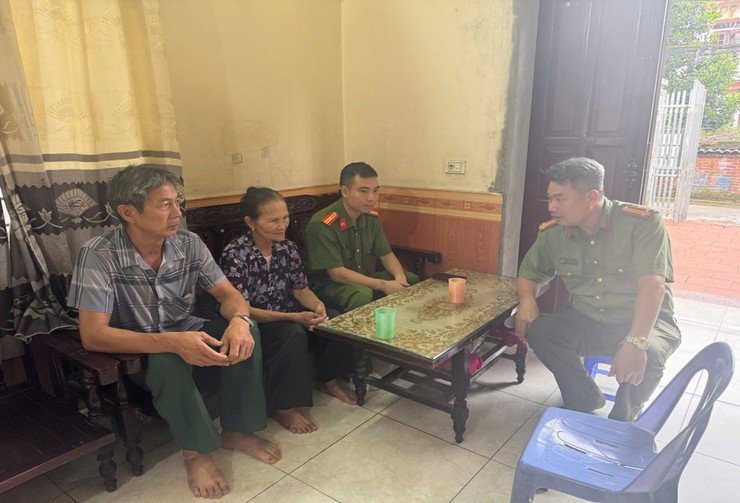 CÔNG AN XÃ NỘI BÀI TỔ CHỨC DÂNG HƯƠNG TƯỞNG NIỆM CÁC ANH HÙNG LIỆT SỸ VÀ CÁC HOẠT ĐỘNG “ĐỀN ƠN, ĐÁP NGHĨA”, “UỐNG NƯỚC NHỚ NGUỒN”- Ảnh 8.
