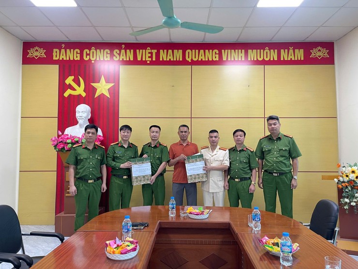CÔNG AN XÃ NỘI BÀI TỔ CHỨC DÂNG HƯƠNG TƯỞNG NIỆM CÁC ANH HÙNG LIỆT SỸ VÀ CÁC HOẠT ĐỘNG “ĐỀN ƠN, ĐÁP NGHĨA”, “UỐNG NƯỚC NHỚ NGUỒN”- Ảnh 9.