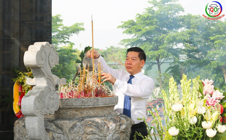 Đoàn lãnh đạo Đảng ủy, HĐND, UBND, UB MTTQ xã Quốc Oai tổ chức Lễ dâng hoa, dâng hương tưởng niệm các Anh hùng liệt sĩ- Ảnh 3.