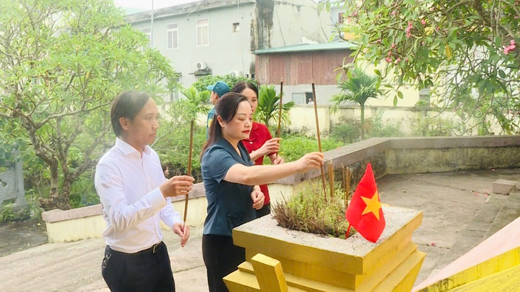 Lãnh đạo xã Vân Đình dâng hương tưởng niệm các anh hùng, liệt sĩ- Ảnh 1.