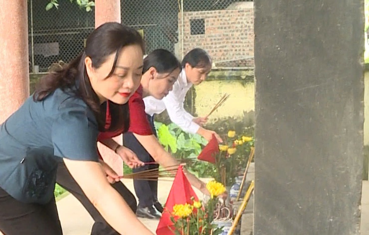 Lãnh đạo xã Vân Đình dâng hương tưởng niệm các anh hùng, liệt sĩ- Ảnh 3.