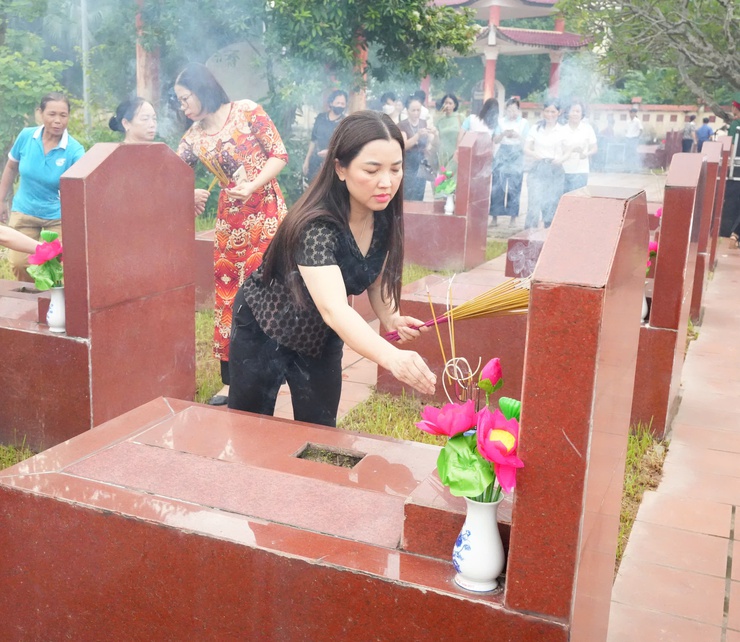 Phường Sơn Tây dâng hương viếng các anh hùng liệt sĩ- Ảnh 3.