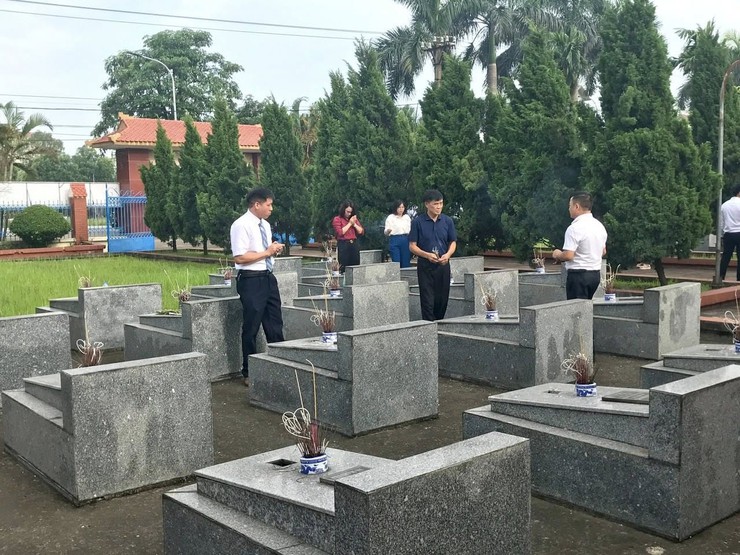 TRUNG TÂM VĂN HOÁ THÔNG TIN VÀ THỂ THAO XÃ NỘI BÀI, BAN QUẢN LÝ DỰ ÁN XÃ NỘI BÀI TỔ CHỨC THĂM VIẾNG NGHĨA TRANG LIỆT SĨ- Ảnh 4.