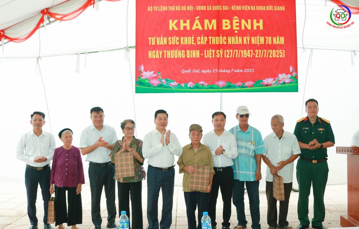 xã Quốc Oai tổ chức Khám bệnh, cấp thuốc miễn phí và tặng quà cho Người có công trên địa bàn- Ảnh 4.