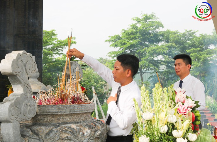 Đoàn lãnh đạo Đảng ủy, HĐND, UBND, UB MTTQ xã Quốc Oai tổ chức Lễ dâng hoa, dâng hương tưởng niệm các Anh hùng liệt sĩ- Ảnh 4.