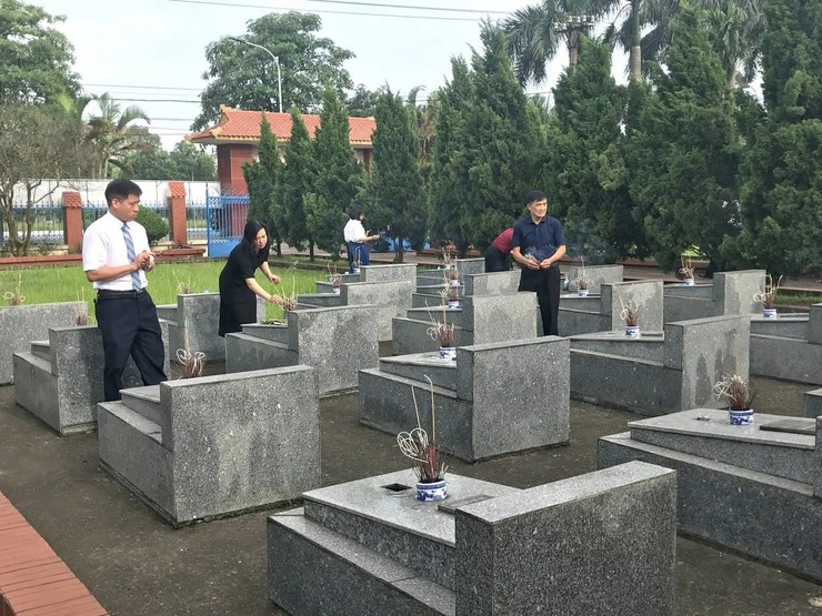 TRUNG TÂM VĂN HOÁ THÔNG TIN VÀ THỂ THAO XÃ NỘI BÀI, BAN QUẢN LÝ DỰ ÁN XÃ NỘI BÀI TỔ CHỨC THĂM VIẾNG NGHĨA TRANG LIỆT SĨ- Ảnh 5.