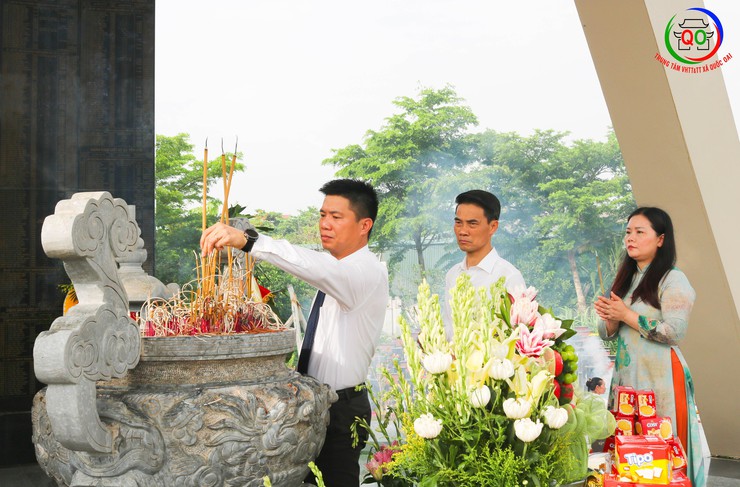Đoàn lãnh đạo Đảng ủy, HĐND, UBND, UB MTTQ xã Quốc Oai tổ chức Lễ dâng hoa, dâng hương tưởng niệm các Anh hùng liệt sĩ- Ảnh 5.