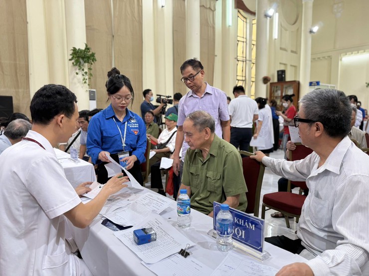 Phường Đống Đa tổ chức khám bệnh, tư vấn sức khoẻ và tặng quà cho đối tượng chính sách trên địa bàn- Ảnh 4.