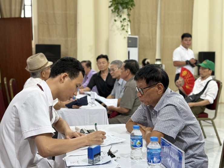 Phường Đống Đa tổ chức khám bệnh, tư vấn sức khoẻ và tặng quà cho đối tượng chính sách trên địa bàn- Ảnh 2.