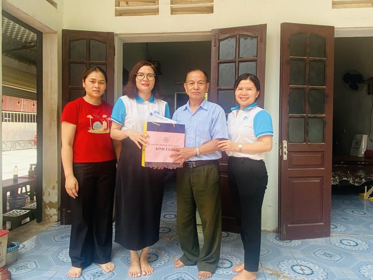 HỘI LHPN XÃ NỘI BÀI TRI ÂN GIA ĐÌNH CÓ CÔNG VỚI CÁCH MẠNG NHÂN NGÀY 27/7- Ảnh 16.