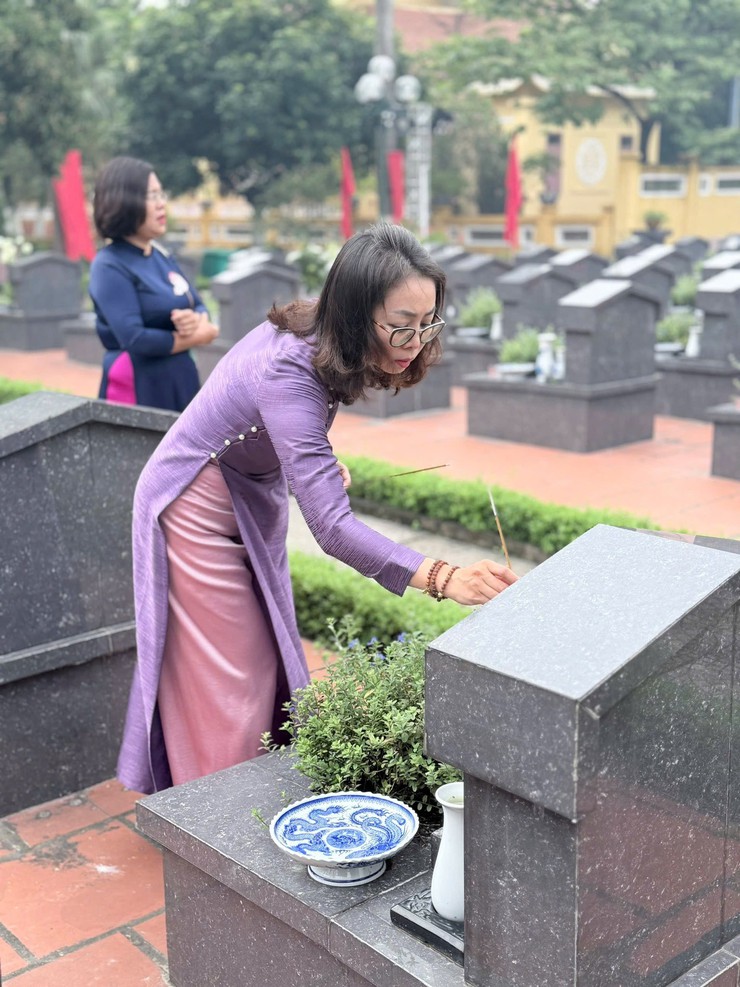 Phường Láng: Dâng Hương Tưởng Niệm Các Anh Hùng Liệt Sĩ Tại Nghĩa Trang Thành Phố Hà Nội- Ảnh 5.