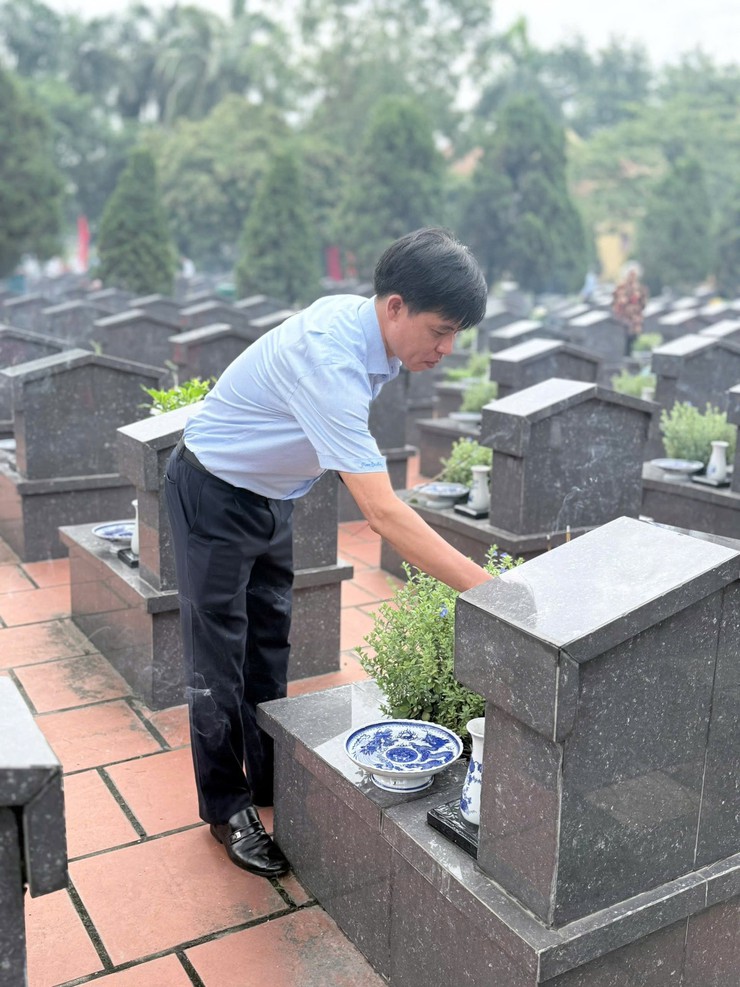 Phường Láng: Dâng Hương Tưởng Niệm Các Anh Hùng Liệt Sĩ Tại Nghĩa Trang Thành Phố Hà Nội- Ảnh 6.