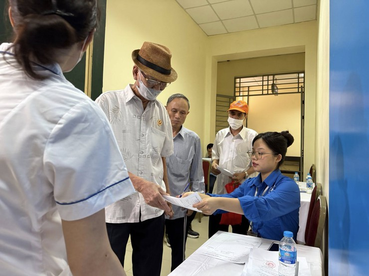 Phường Đống Đa tổ chức khám bệnh, tư vấn sức khoẻ và tặng quà cho đối tượng chính sách trên địa bàn- Ảnh 3.