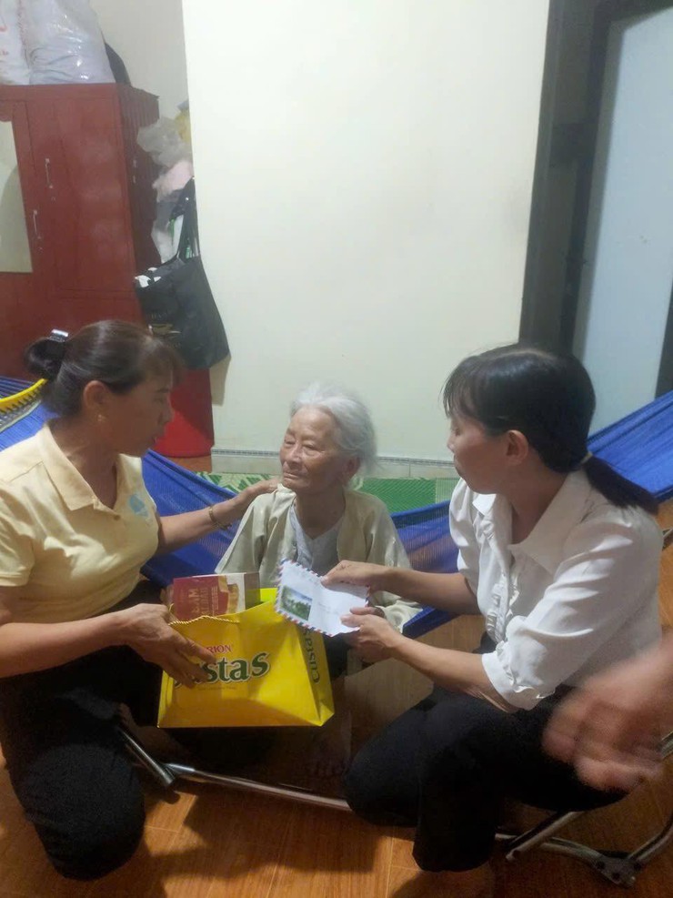 HỘI LHPN XÃ NỘI BÀI TRI ÂN GIA ĐÌNH CÓ CÔNG VỚI CÁCH MẠNG NHÂN NGÀY 27/7- Ảnh 5.