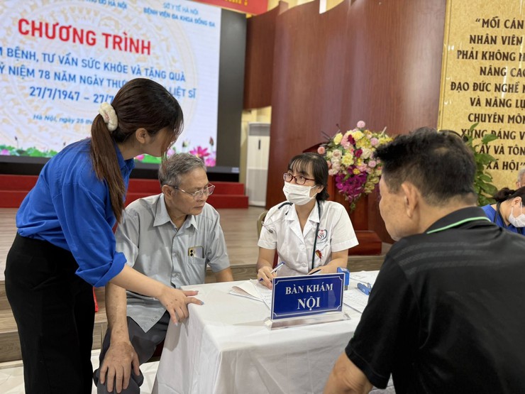 Phường Đống Đa tổ chức khám bệnh, tư vấn sức khoẻ và tặng quà cho đối tượng chính sách trên địa bàn- Ảnh 1.