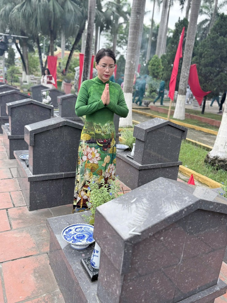 Phường Láng: Dâng Hương Tưởng Niệm Các Anh Hùng Liệt Sĩ Tại Nghĩa Trang Thành Phố Hà Nội- Ảnh 7.