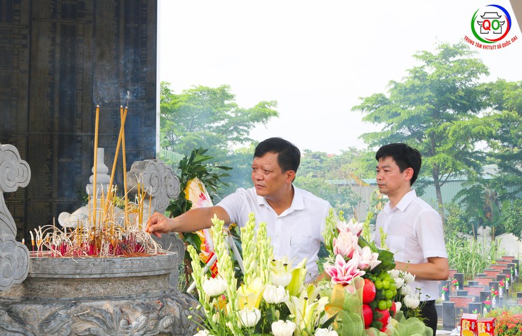 Đoàn lãnh đạo Đảng ủy, HĐND, UBND, UB MTTQ xã Quốc Oai tổ chức Lễ dâng hoa, dâng hương tưởng niệm các Anh hùng liệt sĩ- Ảnh 6.