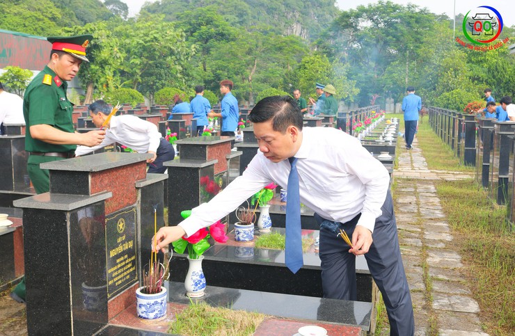Đoàn lãnh đạo Đảng ủy, HĐND, UBND, UB MTTQ xã Quốc Oai tổ chức Lễ dâng hoa, dâng hương tưởng niệm các Anh hùng liệt sĩ- Ảnh 7.