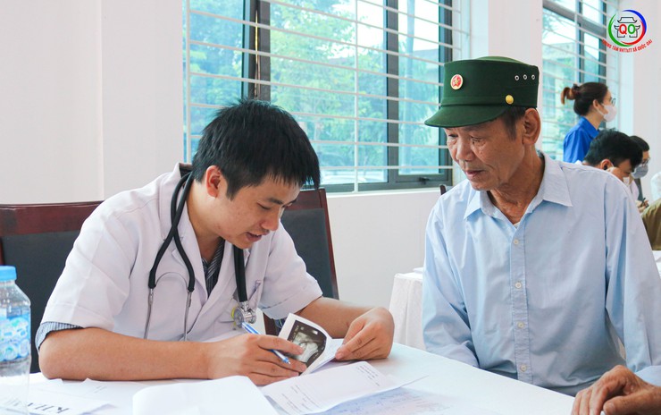 xã Quốc Oai tổ chức Khám bệnh, cấp thuốc miễn phí và tặng quà cho Người có công trên địa bàn- Ảnh 9.