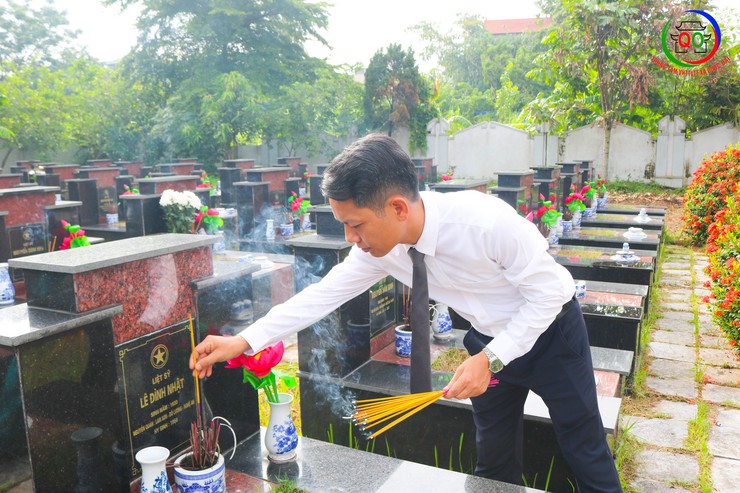 Đoàn lãnh đạo Đảng ủy, HĐND, UBND, UB MTTQ xã Quốc Oai tổ chức Lễ dâng hoa, dâng hương tưởng niệm các Anh hùng liệt sĩ- Ảnh 8.