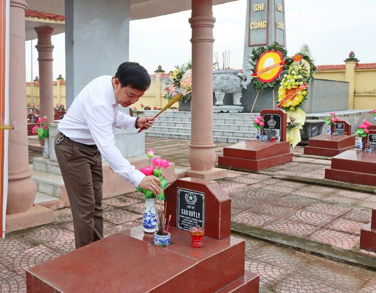 Phường Sơn Tây dâng hương viếng các anh hùng liệt sĩ- Ảnh 2.