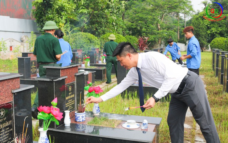 Đoàn lãnh đạo Đảng ủy, HĐND, UBND, UB MTTQ xã Quốc Oai tổ chức Lễ dâng hoa, dâng hương tưởng niệm các Anh hùng liệt sĩ- Ảnh 9.