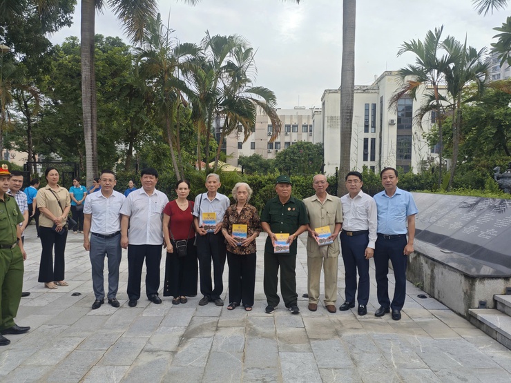 Phường Tây Hồ trang trọng dâng hương tại các nhà bia tưởng niệm trên địa bàn phường nhân kỷ niệm 78 năm Ngày thương binh liệt sỹ (27/7/1947-27/7/2025)- Ảnh 11.