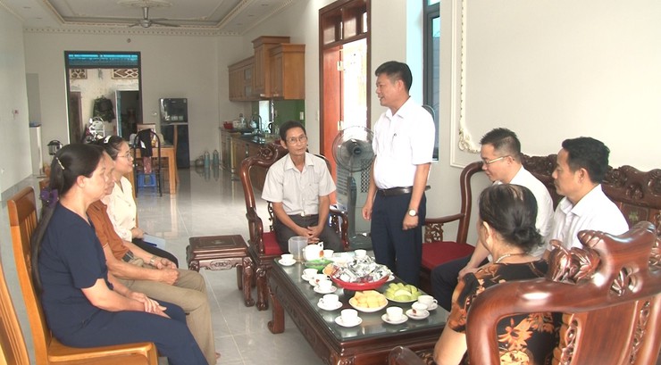 Phúc Thọ tổ chức trao kinh phí hỗ trợ nhà ở cho người có công nhân kỷ niệm 78 năm Ngày Thương binh - Liệt sĩ- Ảnh 2.