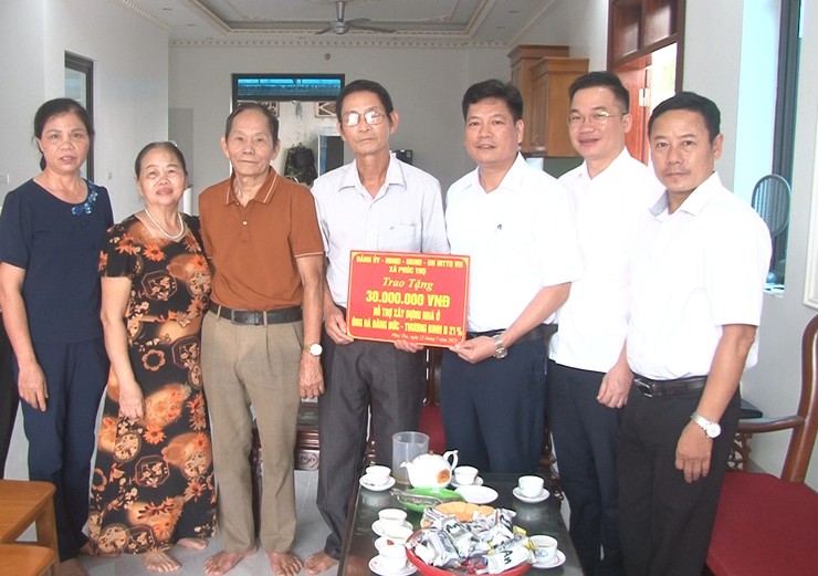 Phúc Thọ tổ chức trao kinh phí hỗ trợ nhà ở cho người có công nhân kỷ niệm 78 năm Ngày Thương binh - Liệt sĩ- Ảnh 3.