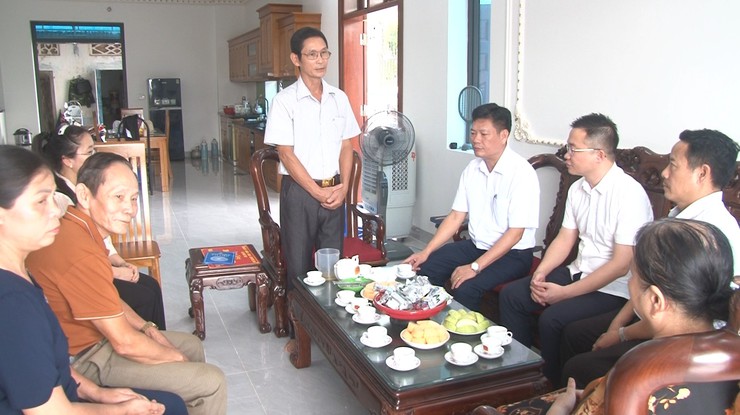 Phúc Thọ tổ chức trao kinh phí hỗ trợ nhà ở cho người có công nhân kỷ niệm 78 năm Ngày Thương binh - Liệt sĩ- Ảnh 1.