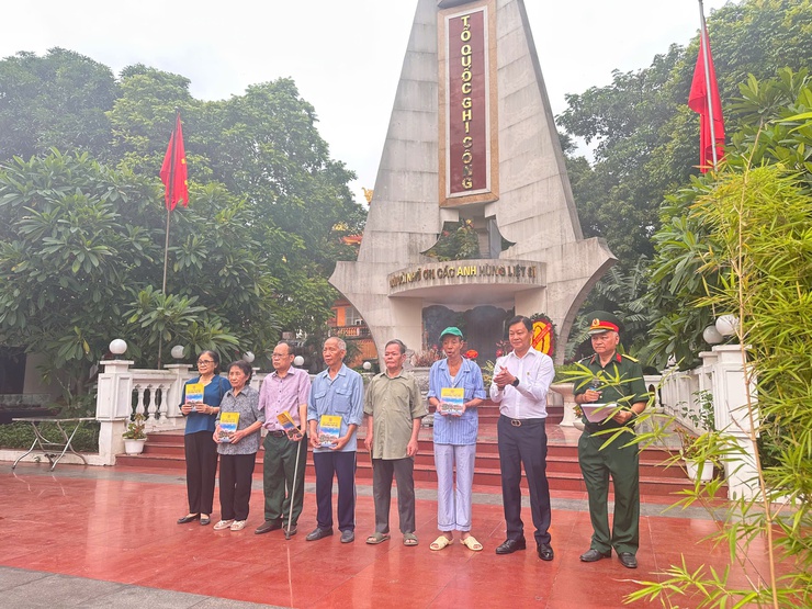 Phường Tây Hồ trang trọng dâng hương tại các nhà bia tưởng niệm trên địa bàn phường nhân kỷ niệm 78 năm Ngày thương binh liệt sỹ (27/7/1947-27/7/2025)- Ảnh 12.
