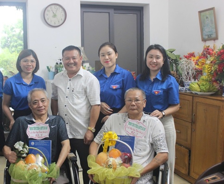 Tri ân các anh hùng liệt sĩ, thương binh, bệnh binh nhân dịp kỷ niệm 78 năm ngày Thương binh - Liệt sĩ (27/7/1947 - 27/7/2025)- Ảnh 2.