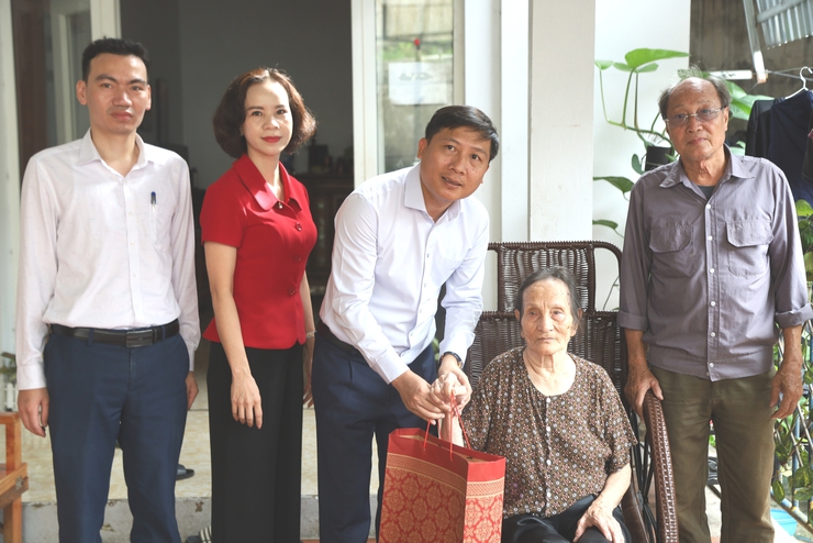 Bí thư Đảng ủy, Chủ tịch HĐND xã Quang Minh Nguyễn Thanh Liêm và Phó Bí thư Thường trực Đảng ủy Nguyễn Thị Ngọc Hà tặng quà người có công- Ảnh 1.
