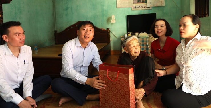 Bí thư Đảng ủy, Chủ tịch HĐND xã Quang Minh Nguyễn Thanh Liêm và Phó Bí thư Thường trực Đảng ủy Nguyễn Thị Ngọc Hà tặng quà người có công- Ảnh 2.