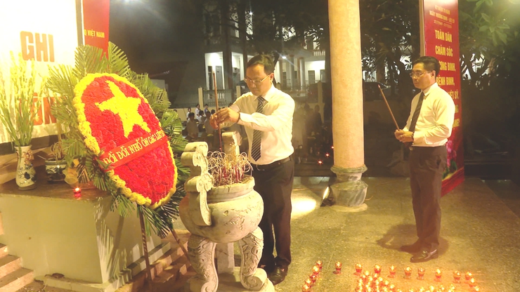 ỨNG HÒA: TỔ CHỨC LỄ THẮP NẾN TRI ÂN VÀ CHƯƠNG TRÌNH VĂN NGHỆ CHÀO MỪNG KỶ NIỆM 71 NĂM GIẢI PHÓNG ỨNG HOÀ VÀ CHIẾN THẮNG KHU CHÁY.- Ảnh 2.