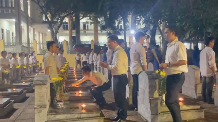 ỨNG HÒA: TỔ CHỨC LỄ THẮP NẾN TRI ÂN VÀ CHƯƠNG TRÌNH VĂN NGHỆ CHÀO MỪNG KỶ NIỆM 71 NĂM GIẢI PHÓNG ỨNG HOÀ VÀ CHIẾN THẮNG KHU CHÁY.- Ảnh 3.