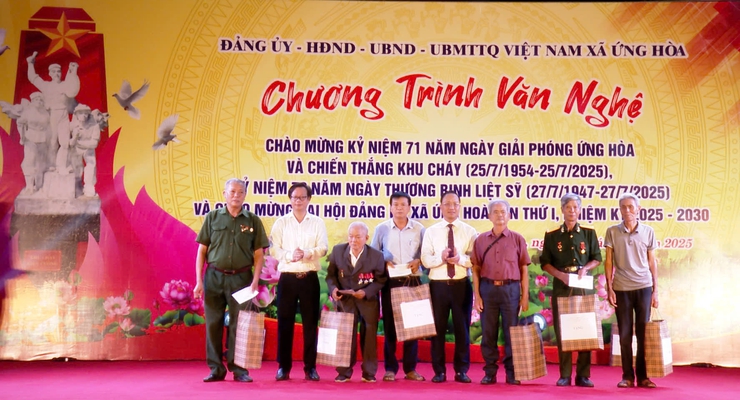 ỨNG HÒA: TỔ CHỨC LỄ THẮP NẾN TRI ÂN VÀ CHƯƠNG TRÌNH VĂN NGHỆ CHÀO MỪNG KỶ NIỆM 71 NĂM GIẢI PHÓNG ỨNG HOÀ VÀ CHIẾN THẮNG KHU CHÁY.- Ảnh 6.
