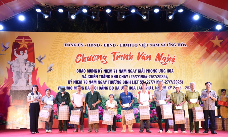 ỨNG HÒA: TỔ CHỨC LỄ THẮP NẾN TRI ÂN VÀ CHƯƠNG TRÌNH VĂN NGHỆ CHÀO MỪNG KỶ NIỆM 71 NĂM GIẢI PHÓNG ỨNG HOÀ VÀ CHIẾN THẮNG KHU CHÁY.- Ảnh 7.