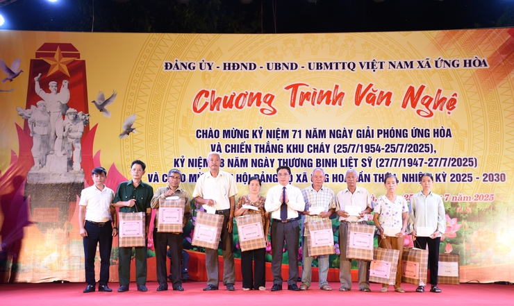 ỨNG HÒA: TỔ CHỨC LỄ THẮP NẾN TRI ÂN VÀ CHƯƠNG TRÌNH VĂN NGHỆ CHÀO MỪNG KỶ NIỆM 71 NĂM GIẢI PHÓNG ỨNG HOÀ VÀ CHIẾN THẮNG KHU CHÁY.- Ảnh 8.