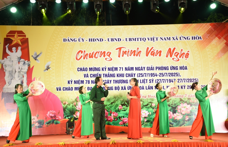 ỨNG HÒA: TỔ CHỨC LỄ THẮP NẾN TRI ÂN VÀ CHƯƠNG TRÌNH VĂN NGHỆ CHÀO MỪNG KỶ NIỆM 71 NĂM GIẢI PHÓNG ỨNG HOÀ VÀ CHIẾN THẮNG KHU CHÁY.- Ảnh 10.