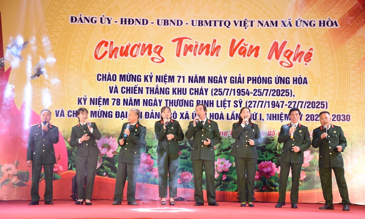 ỨNG HÒA: TỔ CHỨC LỄ THẮP NẾN TRI ÂN VÀ CHƯƠNG TRÌNH VĂN NGHỆ CHÀO MỪNG KỶ NIỆM 71 NĂM GIẢI PHÓNG ỨNG HOÀ VÀ CHIẾN THẮNG KHU CHÁY.- Ảnh 12.