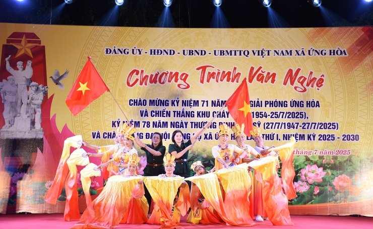 ỨNG HÒA: TỔ CHỨC LỄ THẮP NẾN TRI ÂN VÀ CHƯƠNG TRÌNH VĂN NGHỆ CHÀO MỪNG KỶ NIỆM 71 NĂM GIẢI PHÓNG ỨNG HOÀ VÀ CHIẾN THẮNG KHU CHÁY.- Ảnh 13.