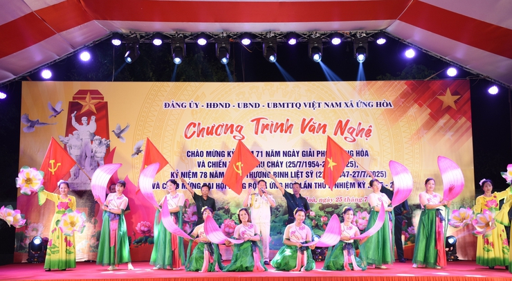 ỨNG HÒA: TỔ CHỨC LỄ THẮP NẾN TRI ÂN VÀ CHƯƠNG TRÌNH VĂN NGHỆ CHÀO MỪNG KỶ NIỆM 71 NĂM GIẢI PHÓNG ỨNG HOÀ VÀ CHIẾN THẮNG KHU CHÁY.- Ảnh 14.