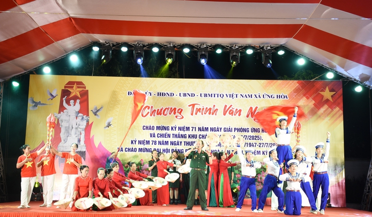 ỨNG HÒA: TỔ CHỨC LỄ THẮP NẾN TRI ÂN VÀ CHƯƠNG TRÌNH VĂN NGHỆ CHÀO MỪNG KỶ NIỆM 71 NĂM GIẢI PHÓNG ỨNG HOÀ VÀ CHIẾN THẮNG KHU CHÁY.- Ảnh 15.