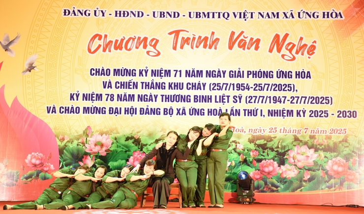 ỨNG HÒA: TỔ CHỨC LỄ THẮP NẾN TRI ÂN VÀ CHƯƠNG TRÌNH VĂN NGHỆ CHÀO MỪNG KỶ NIỆM 71 NĂM GIẢI PHÓNG ỨNG HOÀ VÀ CHIẾN THẮNG KHU CHÁY.- Ảnh 17.