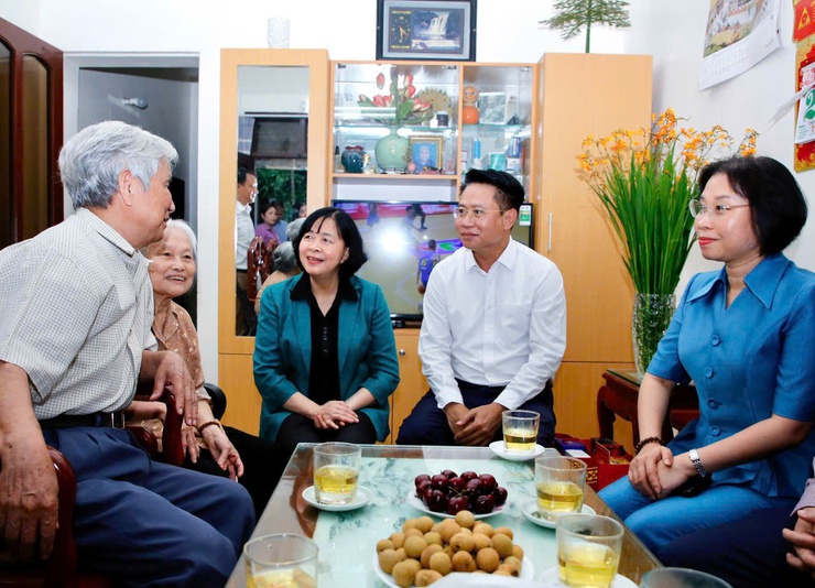 Đồng chí Bí thư Thành ủy Bùi Thị Minh Hoài thăm, tặng quà gia đình người có công tại phường Hà Đông- Ảnh 1.