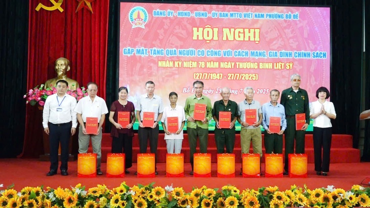 Phường Bồ Đề tổ chức gặp mặt, tặng quà người có công và gia đình chính sách nhân kỷ niệm 78 năm Ngày Thương binh - Liệt sĩ- Ảnh 4.