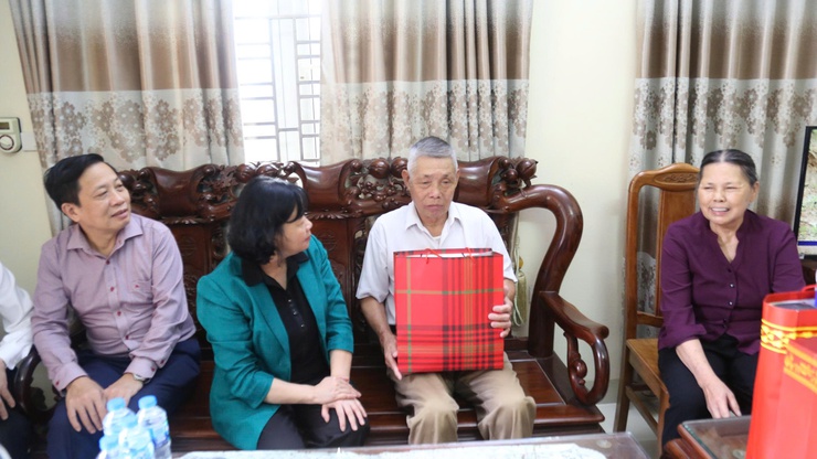Bí thư Thành uỷ Bùi Thị Minh Hoài thăm, tặng quà gia đình người có công tại phường Dương Nội- Ảnh 3.