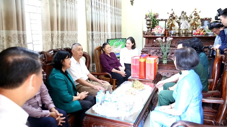 Bí thư Thành uỷ Bùi Thị Minh Hoài thăm, tặng quà gia đình người có công tại phường Dương Nội- Ảnh 2.